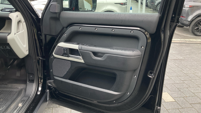 Land Rover Defender 2.0 P300 X-Dynamic HSE 110 5dr Auto Petrol Estate